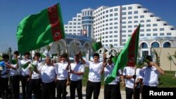 Церемония открытия отеля в курортной зоне Аваза, на Каспийском море, 28 июня 2013 года