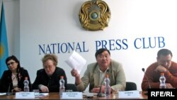 Политики Розлана Таукина, Ирина Савостина, Рамазан Есиргепов и Дос Кошим на пресс-конференции в Алматы. 2 октября 2008 года.