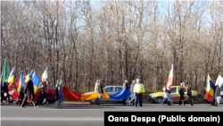 2012 - Poliția asigură fluența traficului pe Drumul Național 1 cu ocazia comemorării lui Zelea Codreanu. Participanții poartă steaguri cu sigla legionară.