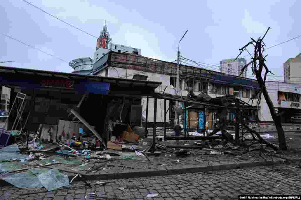 Një strukturë pranë stacionit të metrosë Lukyanivska, e shkatërruar nga sulmi me dron më 21 korrik. Ky stacion ishte dëmtuar më herët edhe në sulmet e datave 15 mars 2022, 29 dhjetor 2023, 8 korrik 2024, 18 janar 2025 – kur tre persona u vranë nga një sulm me raketë balistike jashtë metrosë – si dhe më 24 prill 2025.