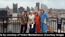 Ербол Молдажанов (справа) с родными. Фото из личного архива