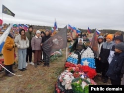 Вихованці Нурлатського дитбудинку на цвинтарі