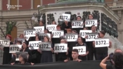 Žene u crnom odale poštu žrtvama Srebrenice