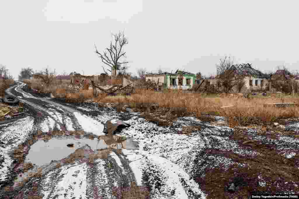 Занедбана пустка, яка колись була перехрестям вулиць Мар'їнки.&nbsp; Фотографії від 4 грудня 2024 року в цій галереї були зроблені фотографом Дмитром Ягодкіним, який працює на російське державне агентство ТАСС