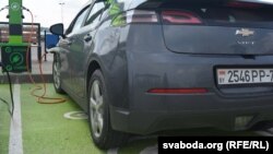 Зараджаньне электрамабіляў у Менску. Архіўнае фота 