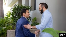 აშშ-ის სახელმწიფო მდივანი მარკო რუბიო (მარცხნივ) და სალვადორის პრეზიდენტი ნაიიბ ბუკელე (მარჯვნივ) ტბა კუატეპაკეს მახლობლად მდებარე სალვადორის სამთავრობო რეზიდენციაში შეხვედრის დროს. 3 თებერვალი 2025