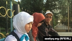 Житель Шалкара Ербол Турганбаев с дочерьми Айым и Коркем. Актюбинская область, 16 сентября 2017 года.