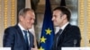 Premierul Poloniei, Donald Tusk (s), și președintele Franței, Emmanuel Macron (d).
