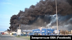 Пожежа на заводі американської компанії Flex у Мукачеві, що виникла внаслідок російського ракетного удару. Закарпаття, Україна. 21 серпня 2025 року