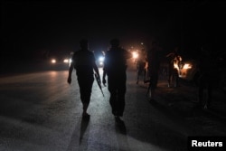 Бойцы правительственной армии Сирии, подконтрольные Ахмеду аш-Шараа, на дороге, ведущей в город Эс-Сувайда. Вечер 19 июля 2025 года