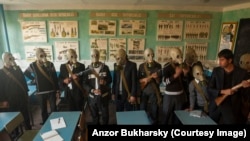 Газтұмша киген өзбек оқушылары.