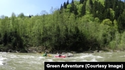 Pe râul Bâsca Mare au loc periodic activități de aventură.