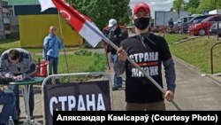 Актывіст з сымболікай руху «Краіна для жыцьця» 