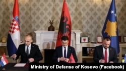 Ministri odbrane potpisali su Deklaraciju o vojnoj saradnji Kosova, Albanije i Hrvatske u Tirani, 18. marta 2025.