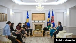 Pamje nga takimi mes presidentes së Kosovës, Vjosa Osmani me përfaqësues të organizatave joqeveritare.