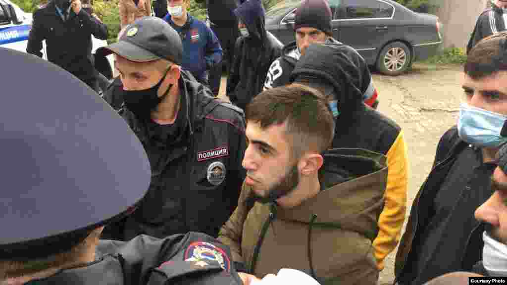 3 листопада, Сімферополь. Співробітники російської поліції в Криму затримують кореспондентів &laquo;Кримської солідарності&raquo; та інтернет-видання &laquo;Грані.ру&raquo;. Вілен Темер'янов, Абляміт Зіядінов, а також активіст Ерфан Бекіров перебували біля будівлі суду в Сімферополі, коли там проходило засідання у Красногвардійській &laquo;справі Хізб ут-Тахрір&raquo;. У чоловіків було редакційне завдання, вони стежили за оголошенням вироку фігурантам, але російські силовики звинуватили їх у порушенні порядку організації масових заходів та правил поведінки під час &laquo;режиму підвищеної готовності&raquo;. Вранці 28 грудня співробітники російської поліції &laquo;примусово посадили в службову машину і вивезли з будинку&raquo; громадянського журналіста Вілена Темер'янова. &nbsp;