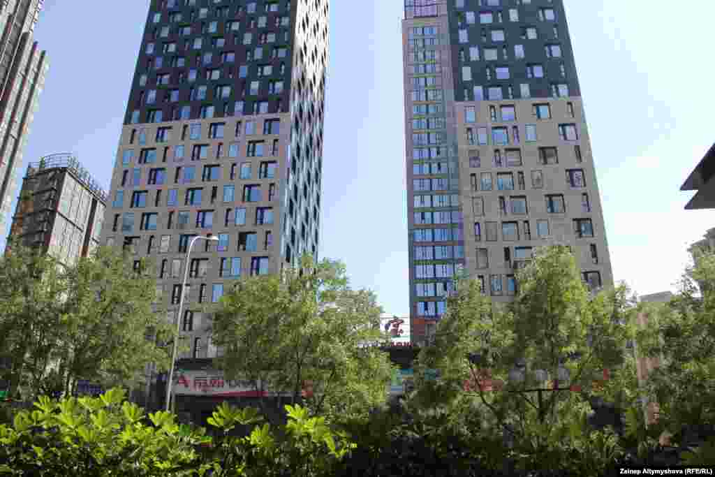 Мына ушундай айнек, бийик имараттарды Бээжиндин туш тарабынан көрүүгө болот.