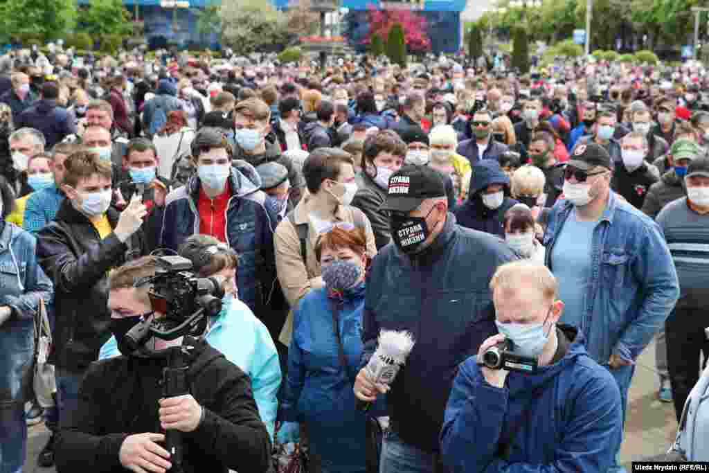 Protesters gathered after Human Rights Watch (HRW) warned that authorities in Belarus had intensified their crackdown on independent activists and journalists with a &ldquo;new wave of arbitrary arrests&rdquo; ahead of the election.