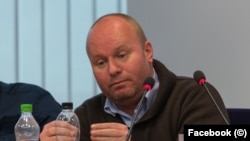 Profesorul şi economistul Cristian Păun spune că atât cetăţenii cât şi Guvernul trebuie să îşi tempereze cheltuielile. 