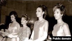 لی‌لی امیرارجمند (نفر اول از راست) در کنار شهبانو فرح پهلوی