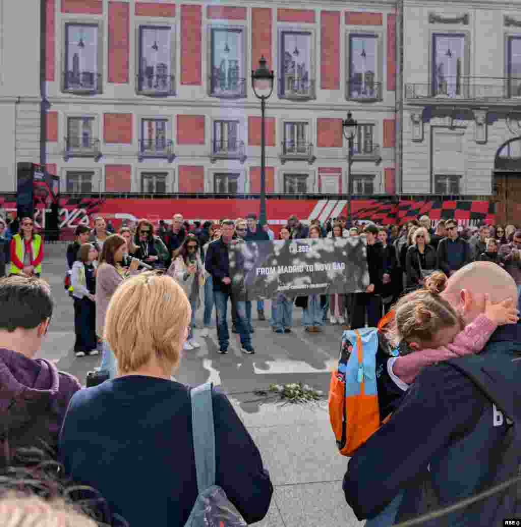 Građani iz dijaspore okupili su se nu centru Madrida kako bi odali počast stradalima, 1. novembar 2025. 