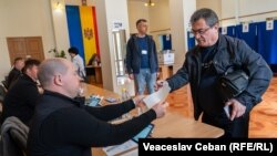 Secție de vot din Ialoveni, Republica Moldova, în prima zi de vot în diasporă la alegerile prezidențiale din România. 16 mai 2025.