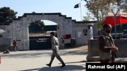 سفارت پاکستان در کابل - اخیراً پاکستان روند صدور ویزه به افغانان را دشوار کرده‌است.