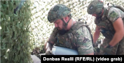 Українські артилеристи, користуючись «чистим небом», розвантажують авто з боєприпасами