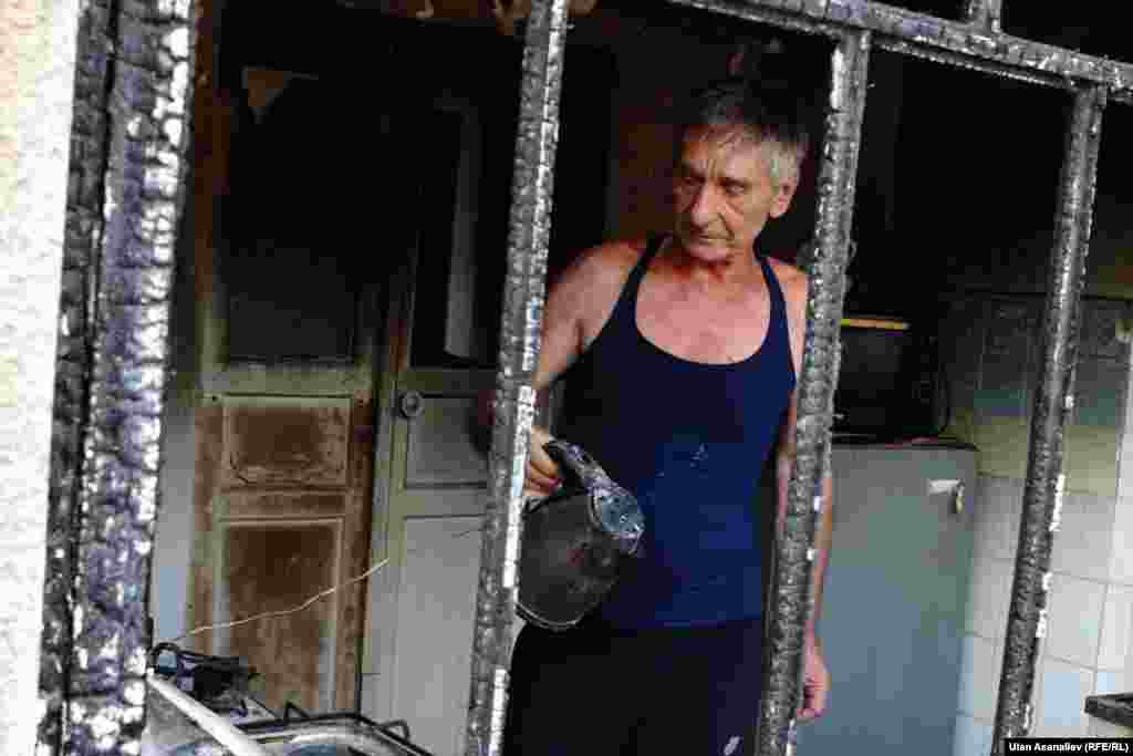 Пострадавшие пытаются вынести все, что уцелело.&nbsp;