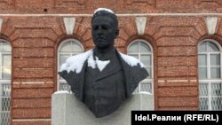 Петербур университеты ишегалдындагы Зәки Вәлиди һәйкәле