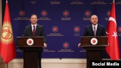 Руслан Казакбаев жана Мевлүт Чавушоглу басма сөз жыйынында.