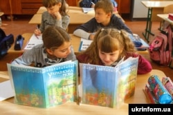 Учні 3-А класу на уроці української мови у Чопській загальноосвітній школі І-ІІІ ступенів N2 імені Іштвана Сечені. Чоп, Закарпатська область, 3 жовтня 2017 року