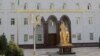 Памятник бывшему президенту Туркменистана Сапармурату Ниязову на улице Магтымгулы, Ашхабад.