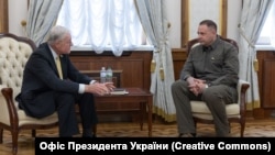 Андрій Єрмак (п) і Кіт Келлог під час зустрічі в Києві, лютий 2025 року