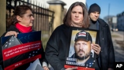 Сьвятлана Ціханоўская з партрэтам мужа, архіўнае фота