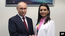 Российский лидер Владимир Путин (слева) и башказ Гагаузии Евгения Гуцул, архивная фотография