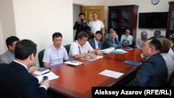 Встреча гражданских активистов в акимате Алматы с чиновниками, представителями компании «Кокжайляу» и Иле-Алатауского национального природного парка. Алматы, 20 августа 2015 года.   