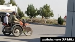 Motosikletini ýük daşamak üçin gaýtadan enjamlaşdyran ýaşaýjy