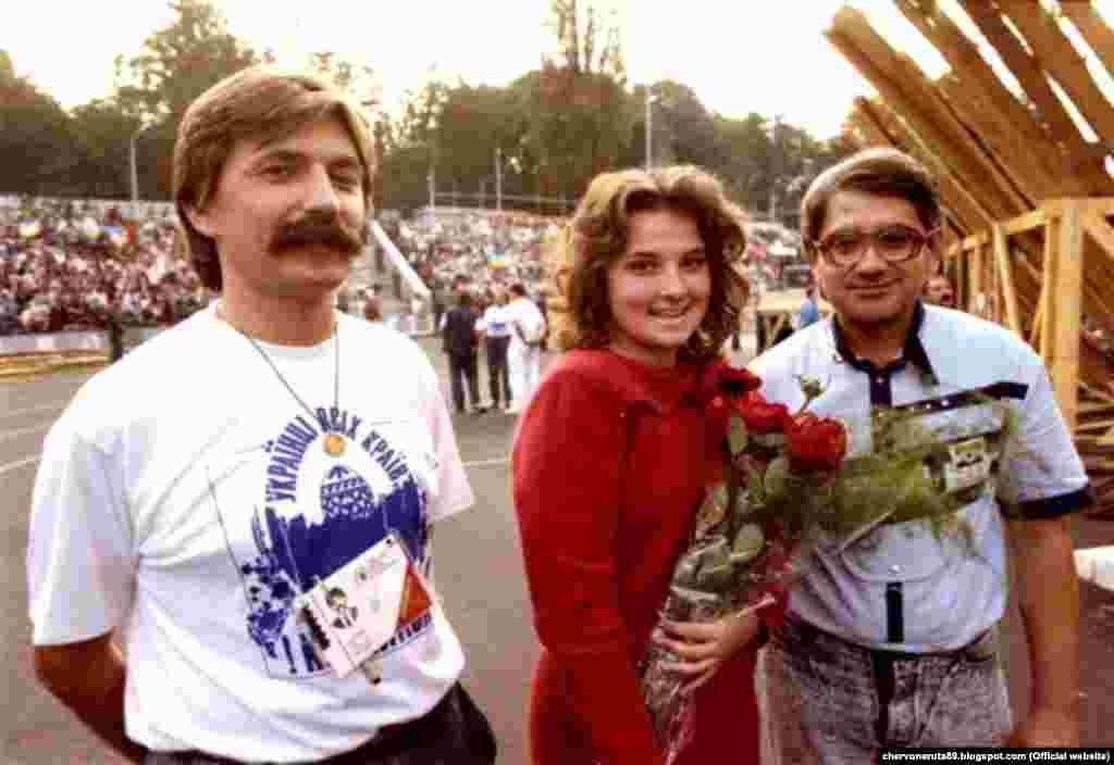 Співачка Марія Бурмака під час першого фестивалю &laquo;Червона рута&raquo;. Вона разом із Василем Жданкіним відзначились на фестивалі, зокрема й тим, що зі сцени висловили протест проти дій міліції. Міліція затримувала дівчат-львів'янок, які були у синьо-жовтому вбранні