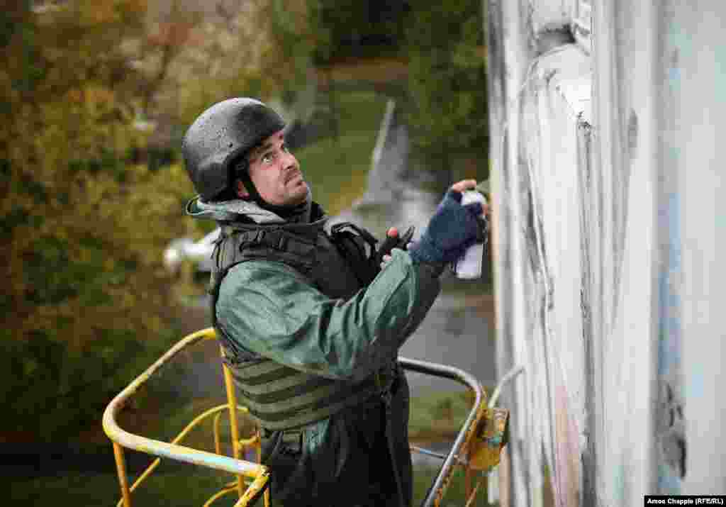 Ван Хелтен каже, що він вже давно відкладав цей проект, задуманий київським мистецьким колективом Art United Us (&laquo;Мистецтво поєднало нас&raquo;), бо він почувається некомфортно через &laquo;цю вимушену нинішнім часом сміливість у вуличному мистецтві, де йдеться про найбільшу, найнебезпечнішу роботу у таких умовах&raquo;