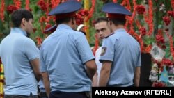 Полицейские на открытии памятника фигуристу Денису Тену, Алматы, 22 июня 2019 года. Именно после жестокого убийства фигуриста власти Казахстана объявили о реформах в структуре полиции.  
