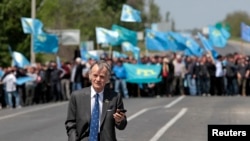 Crimean Tatar leader Mustafa Dzhemilev was met by supporters when he attempted to enter Crimea on May 3. Blocking his entry has increased tensions on the peninsula.