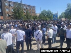 სამუელ კარაპეტიანის მხარდასაჭერად ერევანში, სასამართლოსთან, ხალხი შეიკრიბა. 18 ივნისი, 2025.