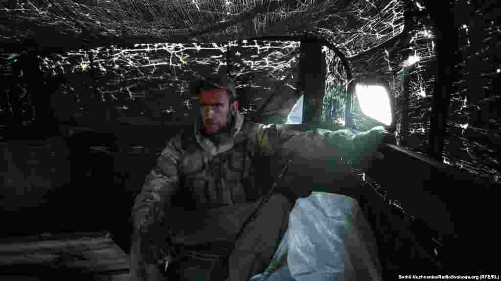 Журналісти Радіо Свобода отримали можливість потрапити на одну з найнебезпечніших позицій в зоні проведення операції Об&rsquo;єднаних сил. Очевидно, що в ці краї громадський транспорт не ходить. Добиратися довелося армійською вантажівкою, більш відомою як &laquo;шишига&raquo;