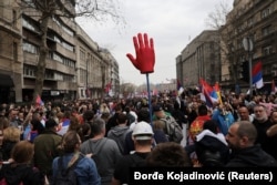 Simboli i dorës së kuqe dhe mesazhi“Duart tuaja janë të gjakosura” janë simbol i protestave antiqeveritare. Beograd, 15 mars 2025.