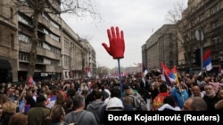 Crvena šaka i parola "ruke su vam krvave" kao simbol antivladinih protesta, 15. mart 2025.