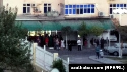 Очередь за хлебом у пекарни. Ашхабад  