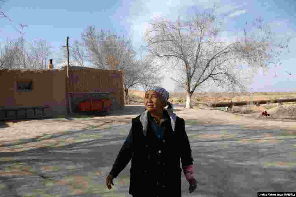 Акила Ялгачбаева (Жалгасбаева), хивинская казашка родом из Кушкупирского района, говорит, что она - "представительница Младшего жуза". Она сказала, недавно вернулась из поездки в Казахстан, ездила туда на похороны родственника. Двое сыновей женщины работают в Казахстане.