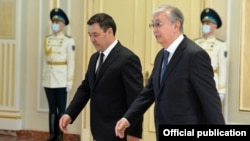 Кыргызстандын президенти Садыр Жапаров жана Казакстандын президенти Касым-Жомарт Токаев. 