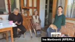 Dragana Jarić, koja je sa bakom i stricem '95. izbegla iz Hrvatske, ispred kuće u selu kod Mladenovca u Srbiji, maj 2021.
